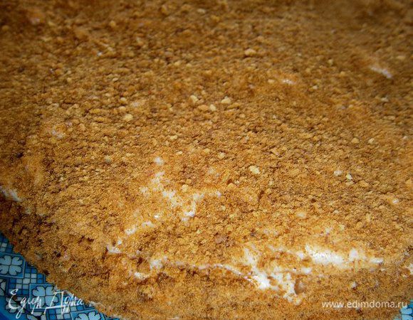 Обсыпать торт сверху и с боков подготовленной крошкой.