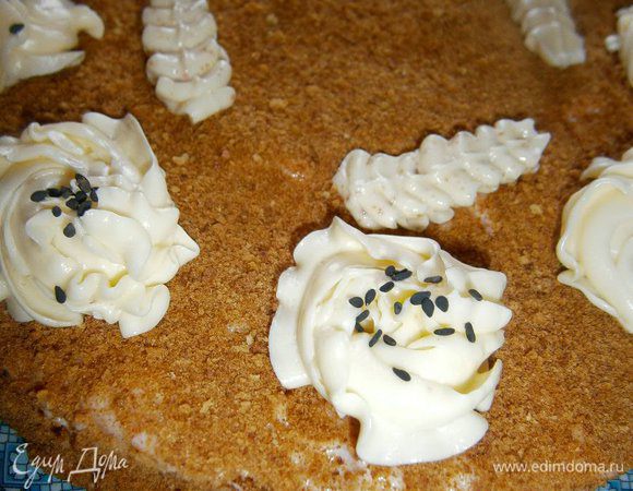 Приготовить крем для украшения - взбить мягкое масло со сгущенным молоком. Украсить торт кремом с помощью кондитерского мешка и присыпать чёрным кунжутом.
Убрать торт в холодильник на ночь.