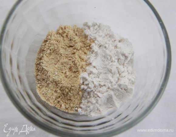 Итак, понадобятся два вида муки: зелёная и белая высшего сорта.