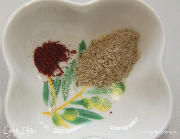 Отмерить кардамон, добавить нити шафрана.