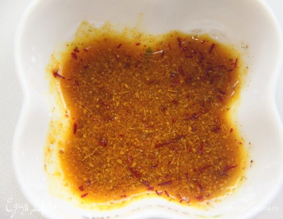 Залить кардамон и шафран чайной ложкой воды. Отставить.