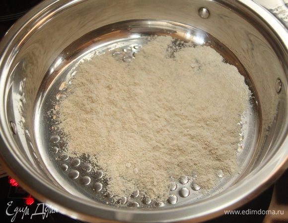 Муку поджарить на сковороде (тут небольшое отступление от рецепта, медного таза у меня нет) в течение 1-2 минут, постоянно помешивая.