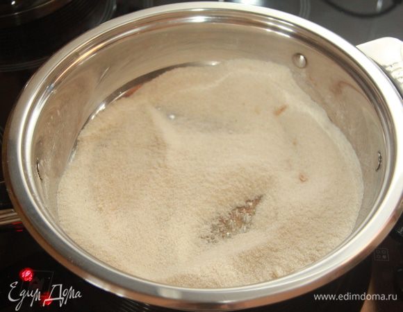 Дождаться, пока сахар начнёт плавиться. Не мешать, иначе образуются комки, которые потом ничем не разобьёшь!