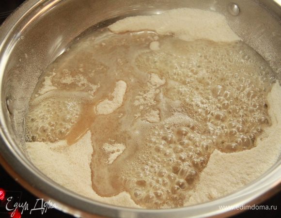 Продолжать помешивать смесь. Всё бурно пузырится, но не очень долго.