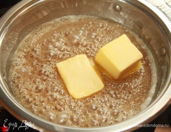 Теперь время масла, сливочного! И не забываем помешивать!