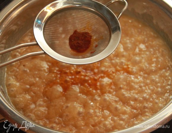 Не перестаём помешивать. Через ситечко влить раствор шафрана с кардамоном.