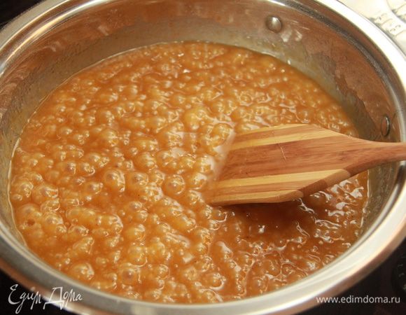 Финальное помешивание....Смесь приобрела красивый коричнево-карамельный цвет. Снять сковороду с огня.