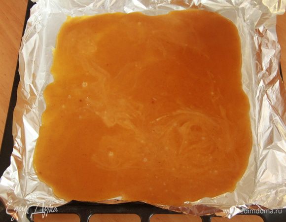Фольгу положить в форму с бортиками (противень), смазать сливочным маслом, вылить получившуюся массу.