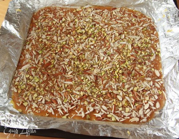 Сверху посыпать орехами, придавить их к нуге.