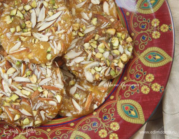 Нугу охладить 2-3 часа (я убирала на балкон при -2*С). После нарезать в виде кругов. 