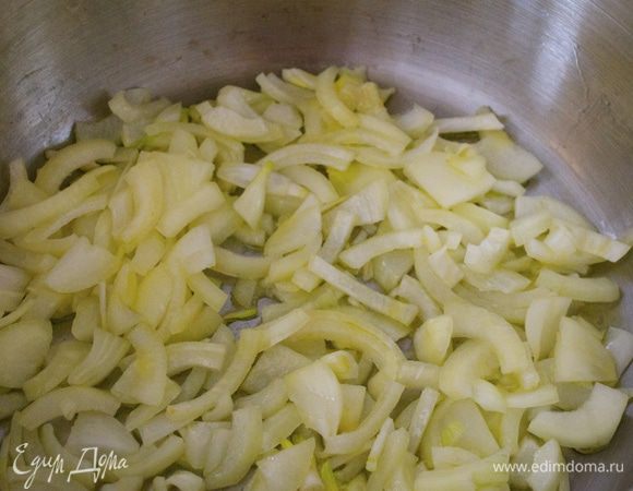 Лук нарезать не очень крупно. Мясную мякоть нарезать некрупными кубиками. В кастрюле с тяжелым дном разогреть 2 ст.л. растительного масла и положить лук. Припустить лук немного в масле (не дайте ему зажариться).