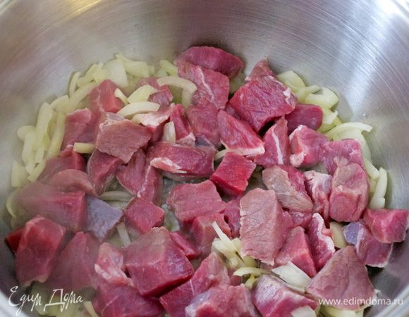 Затем добавить мясо кусочками и снова слегка все обжарить, помешивая. 