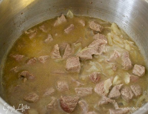 Отдельно подготовить кипяток. Добавить в кастрюлю воды вровень с мясом, посолить и поперчить по вкусу, добавить лавровый лист и потушить все на среднем огне минут 30.  