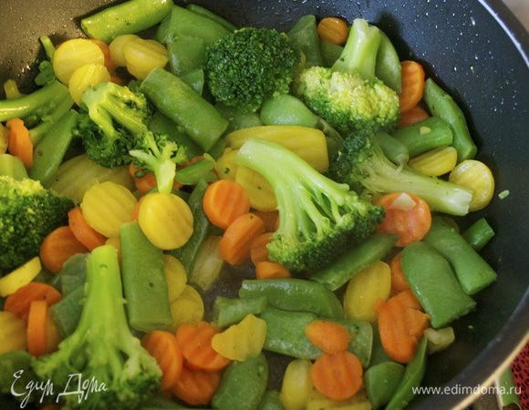 Тем временем, овощи слегка обжарить в небольшом количестве масла (8-10 минут). 