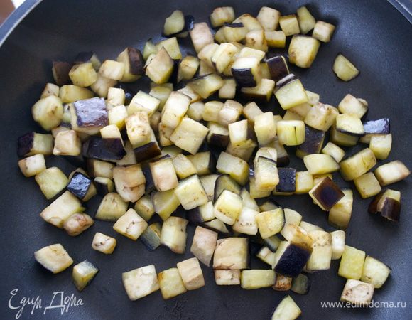Баклажан нарезать небольшими кубиками и тоже немного обжарить в оставшемся масле...