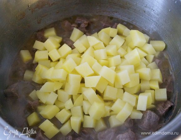 Картофель очистить и порезать небольшими кубиками (желательно, чтобы все используемые в соусе овощи были порезаны одинаково)))))) 