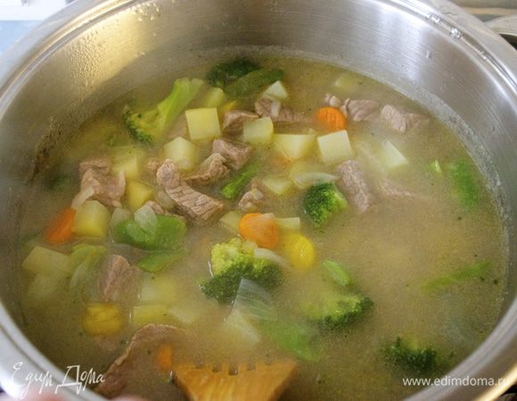 Как только мясо станет мягким, добавить в кастрюлю горячей воды (здесь лучше ориентироваться по Вашим предпочтениям - нравится Вам соус более жидким, или более густым...). Выложить подготовленную овощную смесь и баклажан... Проверить на соль. Проварить все еще минут 20 на небольшом огне. Выключить и дать настояться.  