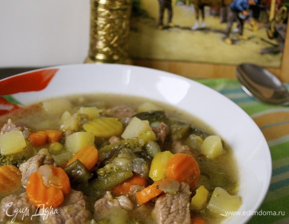 Разложить соус по тарелкам и звать всех к столу!