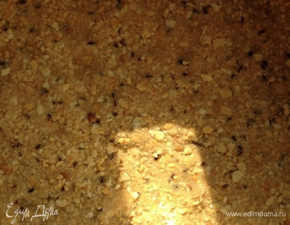 Выложим в разъемную форму (у меня 21 см), утрамбуем, я делала небольшие бортики, но можно и не делать. И ставим в разогретую до 180 градусов духовку на 10 мин.