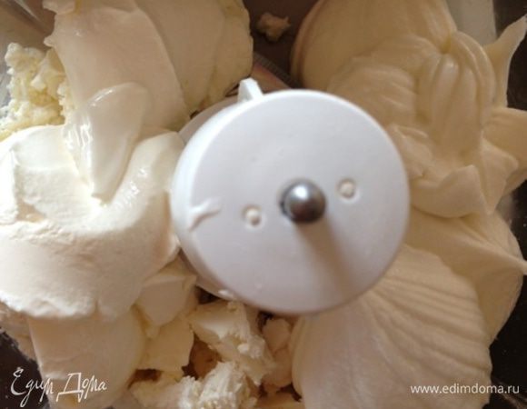 Теперь творожно-сырный слой!!
Смешаем до однородности сметану (у меня 26%), сыр фета и творог (у меня пастообразный 4%).