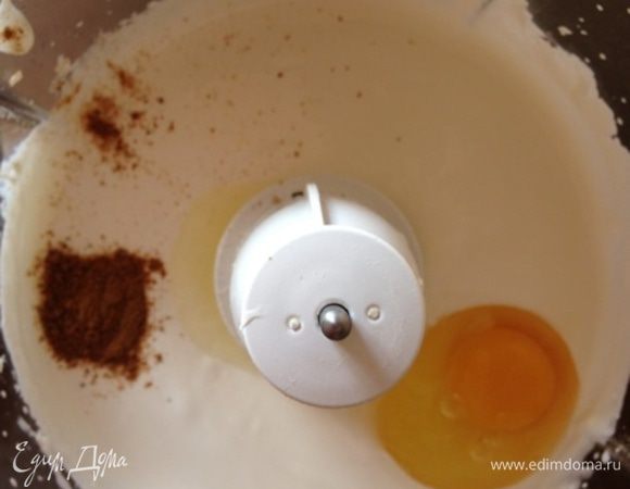 Добавим мускатный орех и яйца по одному, как следует перемешивая. Я делала это в блендере.