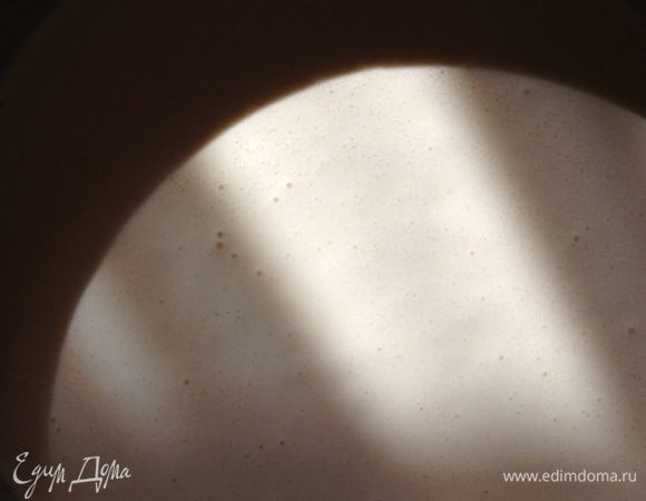 Выливаем массу на основу и ставим в духовку, уменьшив температуру до 160 градусов, минут на 40. 
После выпекания дадим чизкейку постоять в выключенной духовке еще минут 30. 