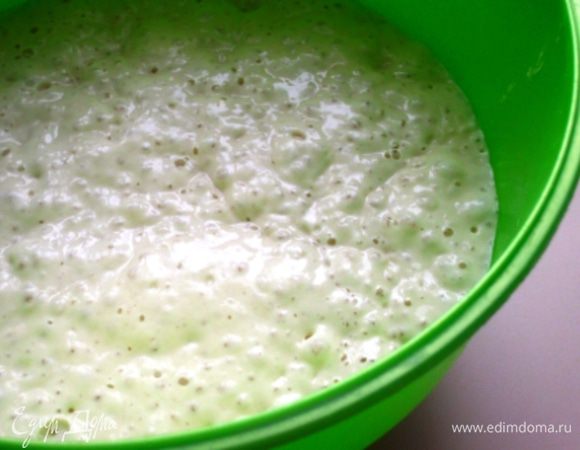 Утром тесто готово, оно заметно увеличилось, очень мягкое и немного липкое.