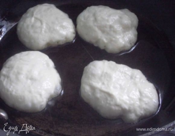 Перемешивать не нужно. Ложкой (или двумя) выложить на горячую сковороду с маслом. 