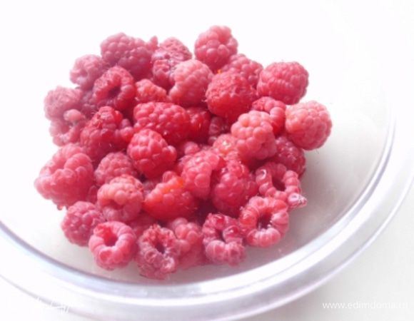 Малину разморозить (я её тоже накануне вечером достала).
Ягоду с сахарной пудрой пюрировать блендером. Соус готов.
