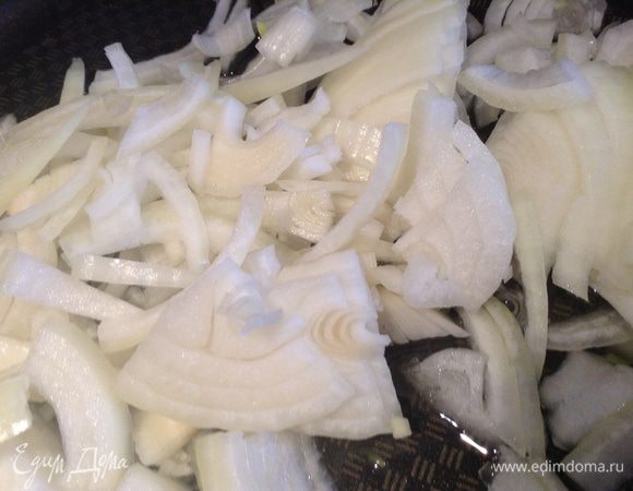 Лук нарезать и обжарить в большом количестве масла, на сильном огне.