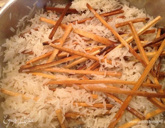 Промыть в проточной воде рис и подсушить.
Взять вторую сковородку. Обжарить аришту (очень быстро жарится!!!), добавить рис.
Обжаривать 2-3 минуты.