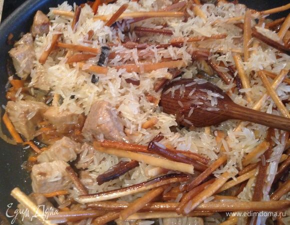 К почти готовому мясу добавить смесь риса и аришт.