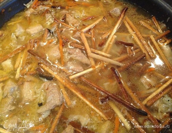 Добавить воды и убавить огонь до минимального.