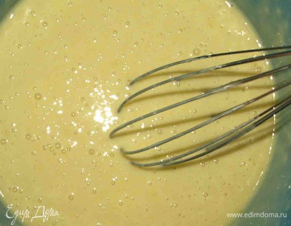 Снимаем с лимона цедру. Взбиваем молоко, яйца, сахар, соль, разрыхлитель и цедру лимона. Добавляем муку и хорошо перемешиваем. Отставляем.
