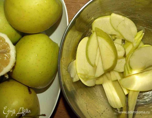 Яблоки режем на тонкие дольки. Сбрызгиваем лимонным соком. Немного откладываем для украшения.