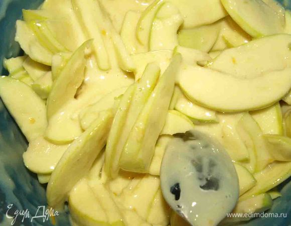 Яблоки соединяем с тестом. Тесто должно обволакивать каждый кусочек.