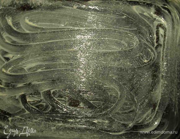 Форму для выпечки рекомендуется брать 28 см.  Форму смазать маслом и обсыпать сахаром. 