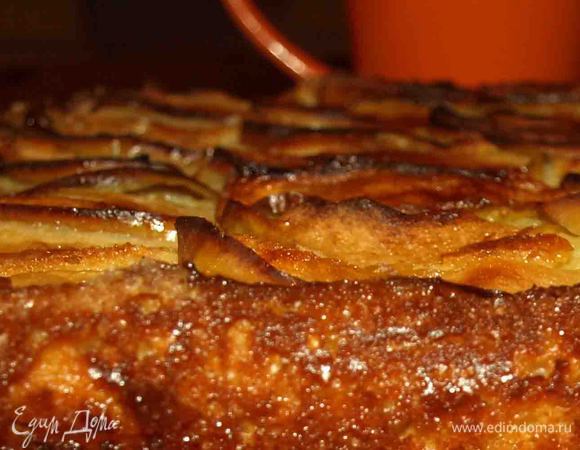 Пирог можно есть теплым с мороженым, сбитыми сливками или холодным. Оба варианта хороши.