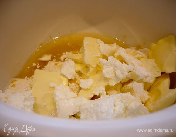 Приготовим тесто. Смешаем муку с солью и разрыхлителем, добавим цедру лимона и все остальные ингредиенты для теста и перемешаем до однородности и эластичности. Упакуем тесто в пленку и уберем в холодильник.