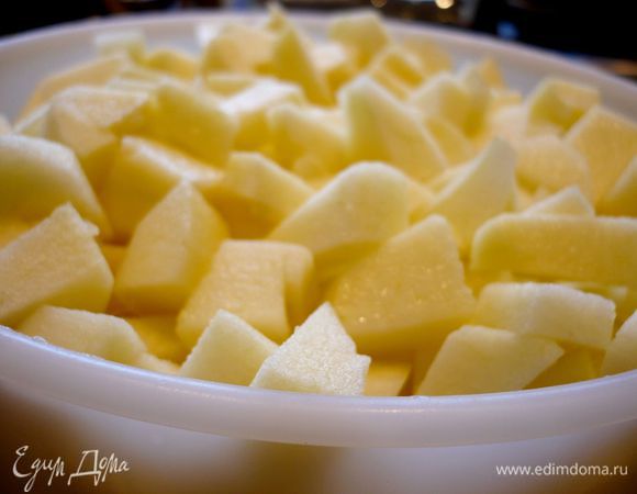 Духовку разогреем до 190 градусов. Яблоки очистим от кожуры и порежем кубиками не очень мелко. Сбрызнем лимонным соком.