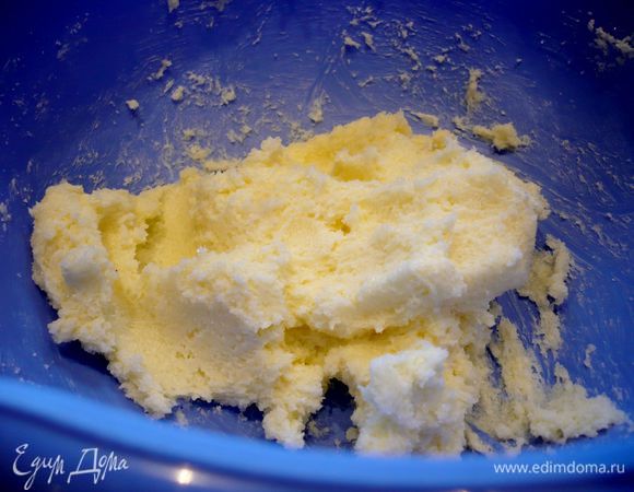 Мягкое сливочное масло смешаем с сахаром венчиком. Добавим яйцо и снова хорошо перемешаем. Сливки взобьем. 
