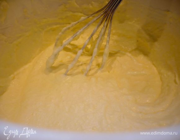 Введем частями масляно-яичную смесь в сливки. Смешаем до однородности сначала лопаточкой, потом венчиком вручную. 
