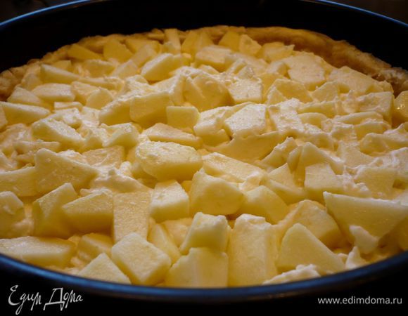 Выложим остальные яблоки. Сверху распределим остальную заливку. Смешаем ванилин с сахаром. 