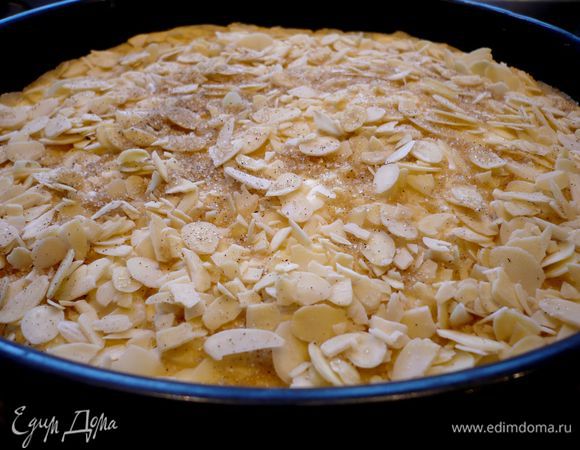 Присыпем наш торт миндальными лепестками и сахаром. Ставим в духовку на 45 минут (стоит на всякий случай подставить под форму с пирогом противень), затем прикрываем форму пекарской бумагой и выпекаем еще 20 минут при температуре 180 градусов. Оставляем на 10 минут в выключенной духовке. Достаем из духовки, даем торту полностью остыть и только потом извлекаем из формы. Отправляем торт на несколько часов в прохладное место...