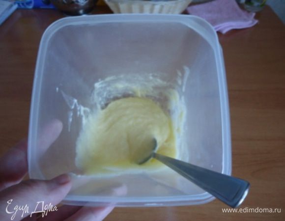 Размягченное масло взбиваем с сахаром, следом добавляем кефир и сметану. Перемешиваем.