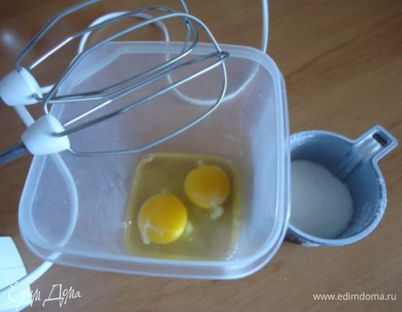 Отдельно взбиваем яйца и перемешиваем с масляной массой. 