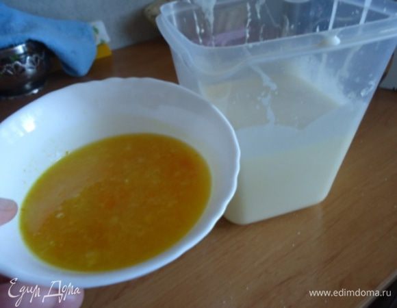 Апельсин хорошенько вымыть и  натереть на терке цедру и всю мякоть. Я всегда беру большой апельсин, получается  чуть больше половинки стакана жидкости. Соединить сок и основную массу и добавить соду.