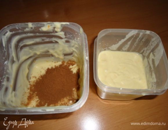 Далее добавляем муку . перемешиваем и делим тесто на две части. Тесто получается как густая сметана. в одну часть добавляем какао.