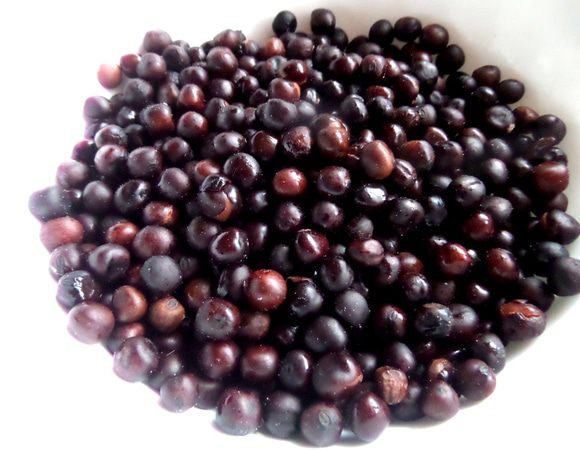 Итак,замачиваем хоть на сутки,промываем тщательно,так как под чешуйки горошин попадает песок,варим,подливая вода (или сливаем тёмную воду и добавляем кипяток и продолжаем варить до готовности). У меня попался самый тёмный сорт,чёрный,но самый полезный! В отварном виде получилось 350 г. Откидываем на сито...