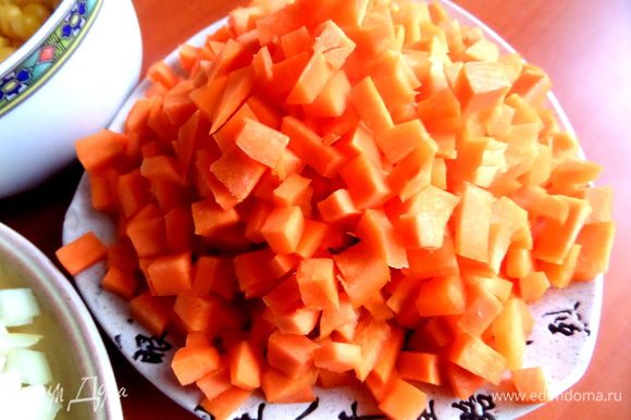 Подготовим овощи...Морковь нарезать на кубики...